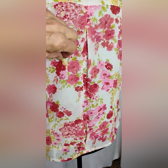 Emma James Two-piece Blouse Sz 8P Pink Floral Pleated Button Down F-4 - Picture 4 of 16